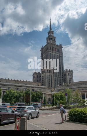 warschau, polen. 17. juni 2023: Der Kultur- und Wissenspalast ist ein berühmtes Symbol in Warschau, Polens Stadtzentrum, und steht als architektonisches mar hoch Stockfoto