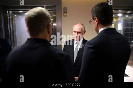 Moskau, Russland. 13. Juli 2023. Der russische Präsident Wladimir Putin, Center, spricht mit russischen Fernsehreportern nach einem Besuch beim Future Technologies Forum im World Trade Center am 13. Juli 2023 in Moskau, Russland. Putin äußerte sich zum kürzlich abgeschlossenen NATO-Gipfel in Litauen und zur Verlängerung des UN-Getreideabkommens. Kredit: Alexander Kazakov/Kreml Pool/Alamy Live News Stockfoto