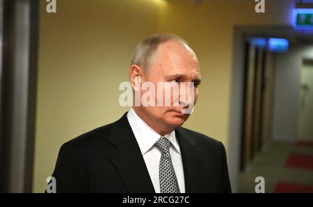 Moskau, Russland. 13. Juli 2023. Der russische Präsident Wladimir Putin, Center, spricht mit russischen Fernsehreportern nach einem Besuch beim Future Technologies Forum im World Trade Center am 13. Juli 2023 in Moskau, Russland. Putin äußerte sich zum kürzlich abgeschlossenen NATO-Gipfel in Litauen und zur Verlängerung des UN-Getreideabkommens. Kredit: Alexander Kazakov/Kreml Pool/Alamy Live News Stockfoto