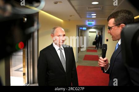 Moskau, Russland. 13. Juli 2023. Der russische Präsident Wladimir Putin, Center, spricht mit russischen Fernsehreportern nach einem Besuch beim Future Technologies Forum im World Trade Center am 13. Juli 2023 in Moskau, Russland. Putin äußerte sich zum kürzlich abgeschlossenen NATO-Gipfel in Litauen und zur Verlängerung des UN-Getreideabkommens. Kredit: Alexander Kazakov/Kreml Pool/Alamy Live News Stockfoto