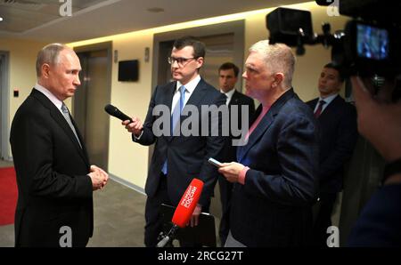 Moskau, Russland. 13. Juli 2023. Der russische Präsident Wladimir Putin, Center, spricht mit russischen Fernsehreportern nach einem Besuch beim Future Technologies Forum im World Trade Center am 13. Juli 2023 in Moskau, Russland. Putin äußerte sich zum kürzlich abgeschlossenen NATO-Gipfel in Litauen und zur Verlängerung des UN-Getreideabkommens. Kredit: Alexander Kazakov/Kreml Pool/Alamy Live News Stockfoto