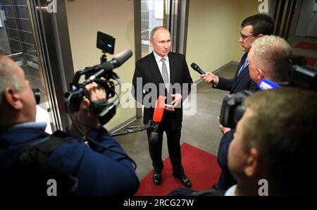 Moskau, Russland. 13. Juli 2023. Der russische Präsident Wladimir Putin, Center, spricht mit russischen Fernsehreportern nach einem Besuch beim Future Technologies Forum im World Trade Center am 13. Juli 2023 in Moskau, Russland. Putin äußerte sich zum kürzlich abgeschlossenen NATO-Gipfel in Litauen und zur Verlängerung des UN-Getreideabkommens. Kredit: Alexander Kazakov/Kreml Pool/Alamy Live News Stockfoto