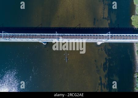 Blick von oben auf die internationale Brücke über den Fluss Minho zwischen der spanischen Stadt TUI und der portugiesischen Stadt Valencia do Minho. Stockfoto