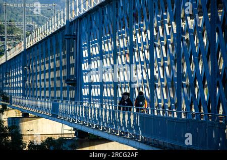 Zwei Pilger nach Santiago de Compostela überqueren die internationale Brücke über den Fluss Minho zwischen TUI und Valencia do Minho vom portugiesischen sid Stockfoto