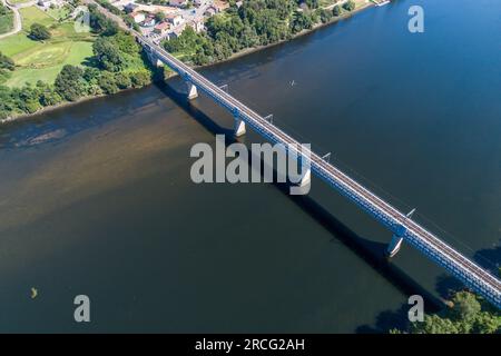 Luftaufnahme der internationalen Brücke über den Fluss Minho zwischen der spanischen Stadt TUI und der portugiesischen Stadt Valencia do Minho. Stockfoto