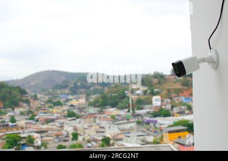 Sicherheitskamera strategisch auf dem Balkon platziert, Vollzeit-Wachmann. Schutz und Sicherheit in jedem Bild. Stockfoto