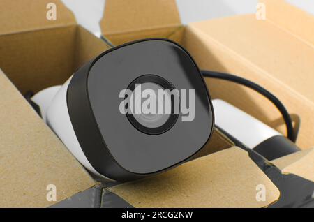 Zwei Überwachungskameras in der offenen Kiste. Investieren Sie in Sicherheit und überwachen Sie alles. Stockfoto
