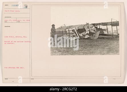 Zwei Militärflugzeuge im Dorr Field in Arcadia, Florida. Ein Flugzeug ist auf einem anderen gelandet, was zu Schäden an beiden Flugzeugen geführt hat. Das Foto wurde am 18. September 1918 aufgenommen. Dieses Bild ist nur für den offiziellen Gebrauch bestimmt und unterliegt Notizen und Veröffentlichungen. Stockfoto