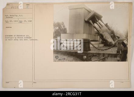 Dieses Foto zeigt das zerstörte Denkmal von Frederich III. In Metz, Lothringen. Es wurde am 25. November 1918 von Sergeant McCulley im Rahmen seiner militärischen Aktivitäten im Ersten Weltkrieg aufgenommen. Das Denkmal wurde von französischen Soldaten zerstört, als sie nach Metz kamen. Das Bild hat die Identifikationsnummer 40385. Stockfoto