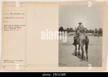 Ein Rückfahrfoto eines Kavalleriesoldaten in Rennes Barracks in Tours, Frankreich, am 30. Mai 1918. Der Soldat trägt angebaute Ausrüstung. Das Foto wurde von Sergeant Moscioni aufgenommen und am 24. August 1918 empfangen. Der Zensor der A.E.P. hat es am 29. Juli 1918 genehmigt. Dieses Bild ist in den Notizen der Sammlung als 16684 markiert. Stockfoto