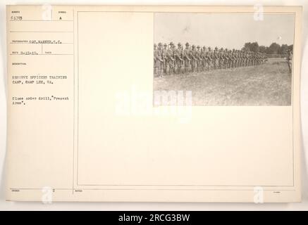 Soldaten in Camp Lee, VA, führen als Teil ihres Trainingslagers für Reserve Officers eine Übung „Presence Arms“ durch. Dieses Foto, Nummer 61783, wurde von Sergeant Warner S.C. an einem unbekannten Datum aufgenommen. Es wurde am 15. August 1919 empfangen und ist Teil der Fotografien der amerikanischen Militäraktivitäten während des Ersten Weltkriegs. Stockfoto