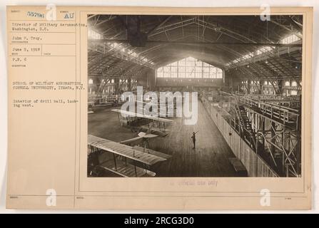 Innenansicht der Bohrhalle der School of Military Aeronautics, Cornell University, Ithaca, NY. Das Foto wurde am 5. Juni 1918 aufgenommen. Die Bohrhalle sieht nach Westen. Der Direktor der Militärluftfahrt in Washington D.C., John P. Troy, hat dieses Foto herausgegeben. Sie ist nur für den offiziellen Gebrauch gekennzeichnet. Stockfoto