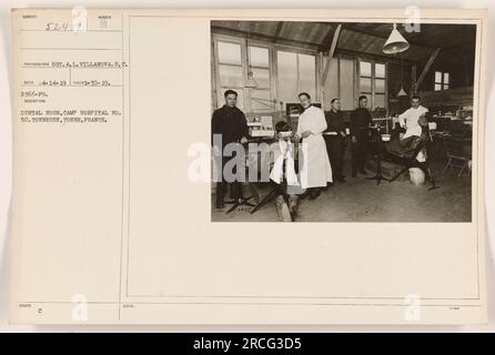 „Auf diesem Foto, aufgenommen am 30. Januar 1919, sehen wir die Zahnarztpraxis im Camp Krankenhaus Nr. 50 in Tonnerre, Yonne, Frankreich. Der Raum scheint gut ausgestattet zu sein mit zahnärztlichen Stühlen und anderen zahnärztlichen Instrumenten. Das Bild wurde von Sergeant A. L. Villanova vom Signalkorps aufgenommen. Stockfoto