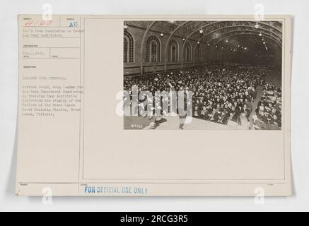 Herbert Gould, Song Leader der Navy Department Commission on Training Camp Activities, führt während des Ersten Weltkriegs eine Gesangssitzung an der Great Lakes Naval Training Station in Illinois durch. Das war Teil eines Song-Festivals für Soldaten. Foto aufgenommen am 3. Oktober 1918. Stockfoto