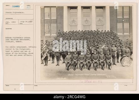 Benson Polytechnic School Army Training Einheit in Portland, Oregon. Ein Foto vom Januar 1919 zeigt die gesamte Einheit mit etwa 300 Männern und sieben Offizieren. Im Vordergrund sitzen die Offiziere, während sich das Band in der Mitte befindet. Man kann Männer auf den Stufen des Gebäudes sehen. Dieses Bild wurde nur für den offiziellen Gebrauch von Captain Robert Ro Ly aufgenommen. R.C. Canding war der Bandführer. Stockfoto