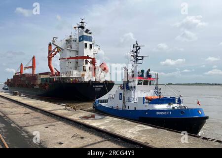 Deutschland. 23. Juni 2023. Das von der Marine gecharterte Motorschiff Sagamore, ein 2008 gebautes Containerschiff, kommt am 23. Juni 2023 mit Hilfe von zwei Schleppbooten im Hafen von Nordenham in Deutschland an. Das Schiff wird mit Fracht beladen, als Teil der fortlaufenden Unterstützung des Verteidigungsministeriums für Ereignisse in Europa. Kredit: USA Army/ZUMA Press Wire/ZUMAPRESS.com/Alamy Live News Stockfoto