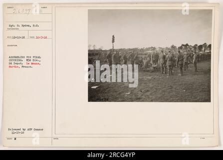 Soldaten der 83d. Division, 2D. Depot, werden gesehen, wie sie sich zur Endkontrolle in Le Mans, Sarthe, Frankreich, versammeln. Auf dem Foto vom 7. Oktober 1918 ist Sergeant G. Ryden zu sehen. Dieses Bild wurde am 15. November 1918 vom ARP Censor veröffentlicht. Stockfoto