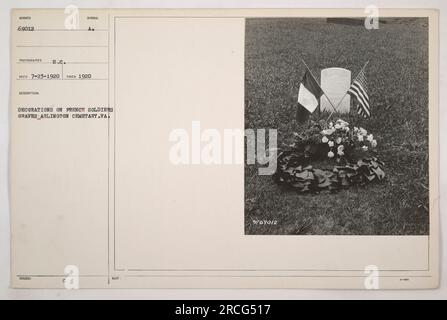 Dekorationen auf französischen Soldatengräbern auf dem Arlington Friedhof, VA. Das Foto wurde am 23. Juli 1920 vom Fotografen S.C. Reco aufgenommen. Das Bild zeigt die symbolischen Dekorationen auf den Gräbern der französischen Soldaten auf dem Arlington Friedhof. Das Foto wurde von Soldaten der Zukunft ausgestellt und trägt die Identifikationsnummer 69012. Stockfoto