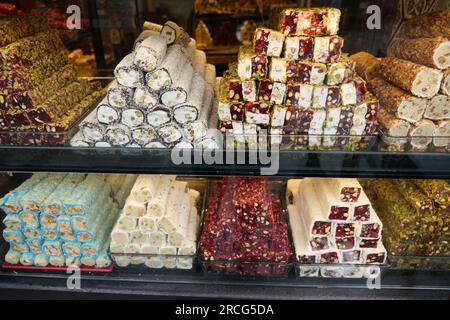 Türkische Süßigkeiten von unterschiedlichem Geschmack und Farbe im Schaufensterladen. Stockfoto