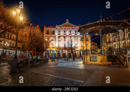 Plaza Mayor Square mit Juan Bravo Theater bei Nacht - Segovia, Spanien Stockfoto