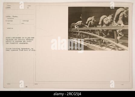 Truppen an Bord des Transportschiffs Agamemnon in Hoboken im Rahmen des ersten Kontingents von 50.000 neuen Rekruten für den Auslandsdienst. Foto am 12. Mai 1919 von einem offiziellen Fotografen. Die Truppen sind vom Schiffsdeck aus zu sehen. Bildquelle: Fotos von amerikanischen Militäraktivitäten während des Ersten Weltkriegs. Beschreibung: 5-5-19 Vergeben. Stockfoto