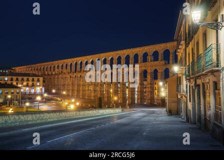 Aquädukt von Segovia bei Nacht - Segovia, Spanien Stockfoto