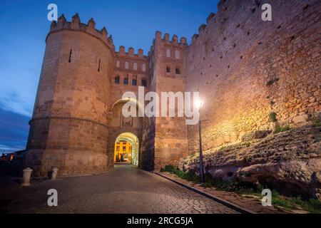 Tor zur Puerta de San Andres bei Nacht - Segovia, Spanien Stockfoto