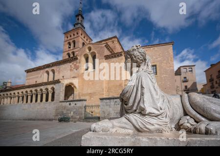 Skulptur Sirenas de Segovia (Segovia Meerjungfrau) und Kirche San Martin - Segovia, Spanien Stockfoto