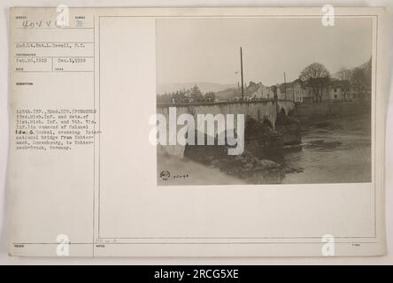 2. LT. Rat.L. Dewell, S.C., wurde am 26. Februar 1919 fotografiert und befehligte das 125. Infanterie-Regiment, 32. Division, früher bekannt als die 33. Michigan-Infanterie mit Elementen der Infanterie von 31. Michigan und 5. Wisconsin. Das Foto zeigt das Regiment unter der Führung von Colonel EDW. G. Heckel, über die Nationalbrücke von Echternach, Luxemburg, nach Echternach-Bruck, Deutschland. Stockfoto