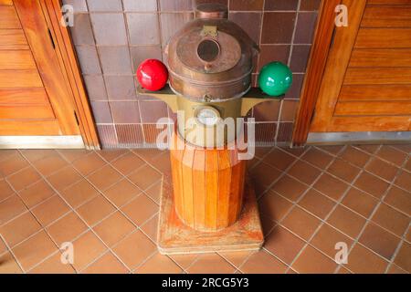 Ein Kombiinstrument, ein nautisches Element, eine alte Schiffsausrüstung. Stockfoto