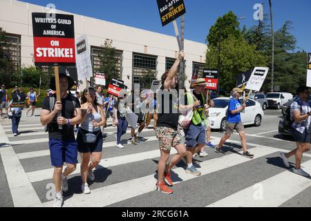 Burbank, Kalifornien, USA 14. Juli 2023 der Vorsitzende und Vorsitzende des SAG-AFTRA-Ausschusses Fran Drescher tritt Mitgliedern der Streikposten bei Warner Bros. Bei Studios am 14. Juli 2023 in Burbank, Kalifornien, USA. Foto: Barry King/Alamy Live News Stockfoto