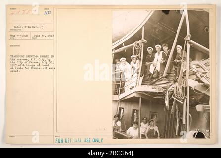 Das Bild zeigt die Nachwirkungen des Rammvorgangs mit dem Transportschiff Saratoga in den Narrows, New York City, am 30. Juli 1917. Das Schiff, das Truppen auf dem Weg nach Frankreich transportierte, wurde von der Stadt Panama getroffen. Glücklicherweise wurde das gesamte Personal an Bord gerettet. Die offiziellen Aufzeichnungen zeigen das Foto mit der Nummer 111-SC-43857." Stockfoto