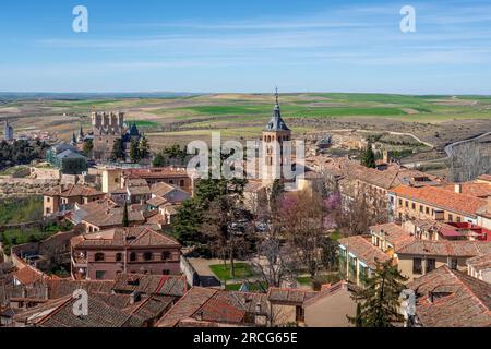 Luftaufnahme von Segovia mit Kirche San Andres und Alcazar - Segovia, Spanien Stockfoto