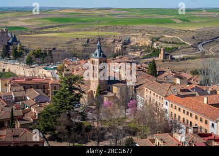 Luftaufnahme von Segovia mit San Andres Kirche - Segovia, Spanien Stockfoto