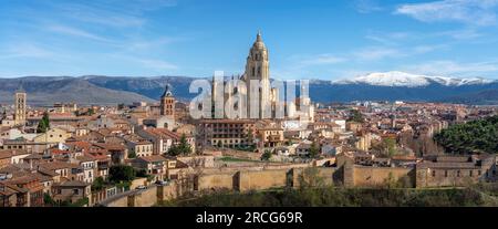 Panoramablick aus der Vogelperspektive auf Segovia mit Kathedrale, Kirche San Andres, Kirche San Esteban und Sierra de Guadarrama - Segovia, Spanien Stockfoto