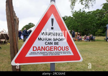 Grimsthorpe Castle Speed Trials, Lincolnshire Warning Motorsport kann gefährlich sein Stockfoto