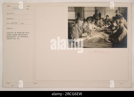 Bild eines Lehrers im Wireless-Raum der University of Kentucky, Lexington, KY. Der Dozent unterrichtet eine Gruppe von Schülern im Ausbildungs-Corps der Studentenarmee (S.A.T.C). Dieses Foto wurde am 27. April 1919 von einem nicht identifizierten Fotografen aufgenommen. Nur zur offiziellen Verwendung. Stockfoto