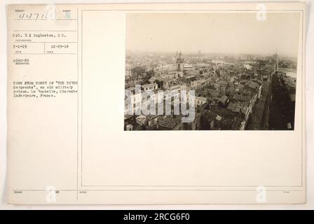 „CPL. Ingleston, SC, wurde am 1. März 1919 in La Rochelle, Frankreich, fotografiert. Das Foto zeigt ein altes Militärgefängnis, bekannt als „die drei Sergeanten“ vom Aussichtspunkt eines Turms aus. Dieses Foto wurde am 29. Dezember 1918 aufgenommen. Stockfoto