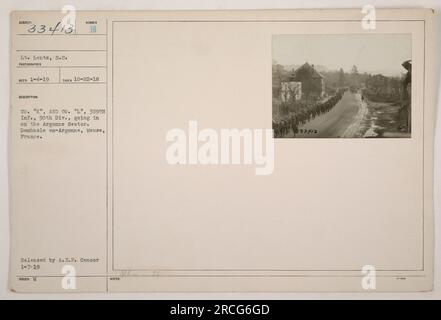 Soldaten von Co „K“ und Co "L" der 359. Infanterie, 90. Division, marschieren in den Argonne-Sektor in Dombasle en-Argonne, Mause, Frankreich. Das Foto wurde am 22. Oktober 1918 von LT. Lentz, S.C. aufgenommen Es wurde am 7. Januar 1919 vom A.E.F.-Zensor veröffentlicht. Stockfoto