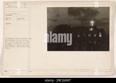 Am Heiligabend wird ein beleuchtetes Kreuz über dem Hauptquartier von Base Section No. 2 in Bordeaux, Frankreich, auf Befehl von G. H. Q. das Foto wurde von H. D. Lothers, S. C., am 10. Februar 1919 aufgenommen. Diese Informationen werden unter der Patientennummer 38116 aufgezeichnet. Stockfoto