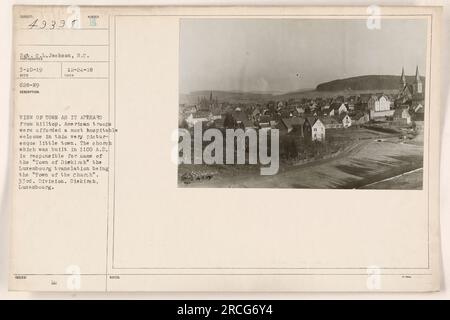 Die Stadt Diekirch in Luxemburg aus der Vogelperspektive von einem Hügel aus. Die Stadt hat die amerikanischen Truppen während des Ersten Weltkriegs herzlich empfangen. Die berühmte Kirche in der Stadt, erbaut im Jahr 1100 n. Chr., ist der Grund für ihren Namen „Stadt Diekirch“ auf Luxemburgisch, was übersetzt „Stadt der Kirche“ bedeutet. Dieses Foto ist Teil der Sammlung von Sergeant C.L. Jackson am 10. März 1919, und es wurde am 28. Juni 1919 empfangen. Stockfoto