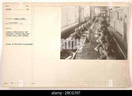 Engagierte Spezialisten, die an einem Kurs in Wireless Telegraphie im Camp Alfred Vail in New Jersey teilnahmen. Das Bild ist Teil einer Sammlung von Fotografien, die amerikanische Militäraktivitäten während des Ersten Weltkriegs dokumentieren und vom Signal Corps aufgenommen wurden. Das Foto wurde am 19. Februar 1921 empfangen. Das Symbol für die Beschreibung lautet „AU“. Stockfoto