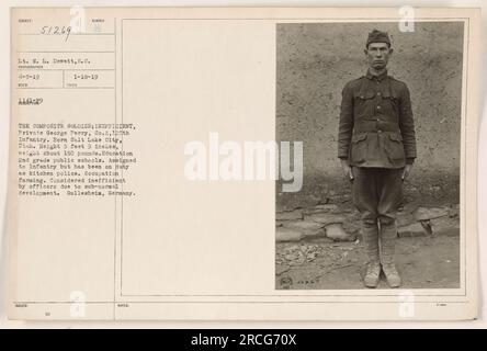 Gefreiter George Perry, Co A, 125. Infanterie, ist ein Kompositsoldat im Ersten Weltkrieg. Er wurde in Salt Lake City, Utah, geboren und wiegt etwa 150 kg. Er ist 5 Fuß 9 Zoll groß. Mit einer Ausbildung von nur 2. Klasse war Perrys Beruf Landwirtschaft. Obwohl er der Infanterie zugeteilt wurde, war er als Küchenpolizei im Dienst. Perry ist derzeit in Gullesheim, Deutschland, stationiert und wird aufgrund der subnormalen Entwicklung als ineffizient angesehen. Stockfoto