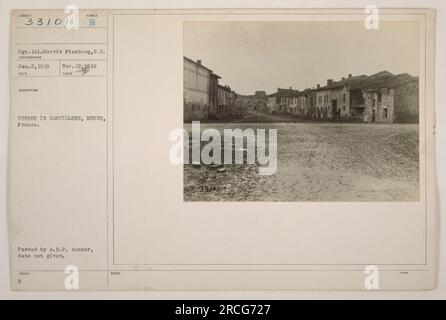 Sergeant Morris Fineberg von der S.C. ist auf diesem Foto dargestellt, das am 2. Januar 1919 während des Ersten Weltkriegs aufgenommen wurde. Das Bild zeigt eine Straße in Damvillers, Mause, Frankreich. Es wurde vom A.E.F.-Zensor verabschiedet, aber das genaue Datum ist unbekannt. Das Foto ist Teil der 18BUED G NOTES Sammlung. Stockfoto