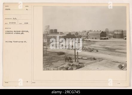 Bildunterschrift: „Chemical Warfare Service staff at Edgewood Arsenal, MD, Picture at the Filling Plant, Group #1. Dieses Foto wurde 1918 während des Ersten Weltkriegs aufgenommen und zeigt ihre Arbeit bei der Vorbereitung von Chemikalien für Kriegszwecke. QUELLE: Fotografien der amerikanischen Militäraktionen während des Ersten Weltkriegs. Stockfoto