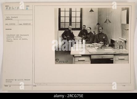 Soldaten, die während des Ersten Weltkriegs im Büro für Telefon- und Telegrafendienste in Tours, Indre et Loire, Frankreich, arbeiteten. Das Foto mit der Nummer 336/3 wurde am 25. November 1918 aufgenommen und erhielt Sgt. Randall am 4. Januar 1919. Es wurde von der A.E.F. veröffentlicht Zensor am 7. Januar 1919. Hinweise weisen darauf hin, dass das Bild mit „33613“ gekennzeichnet ist. Stockfoto