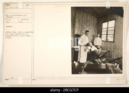 Sergeant A.L. Villanova vom Signalkorps wird in der Zahnarztpraxis mit Captain J.L. fotografiert Smeltzer, D.C., im Camp Hospital No. 9 in Chateauvillain, Haute Marne, Frankreich. Das Foto wurde am 27. Dezember 1918 aufgenommen, und die Rekordnummer für das Foto ist 44184. Stockfoto