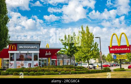 McDonald's Restaurant in Surrey, Kanada. McDonald Stores Drive-Thru, 24 Stunden geöffnet. Gebäude eines McDonald's Cafes ein klassischer, langjähriger Fast-Food-Chai Stockfoto