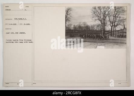 Polnische Legion aus Übersee, begleitet von einer Band, marschiert im Mai 1920 nach Camp Dix, New Jersey. Auf diesem Foto von Sergeant Saum sehen Sie die Präsenz und die Aktivitäten der Legion im Lager. Die offizielle Bildbeschreibung enthält das Datum, den Ort und die Arbeitsstellennummer, die 68399 lautet. Stockfoto