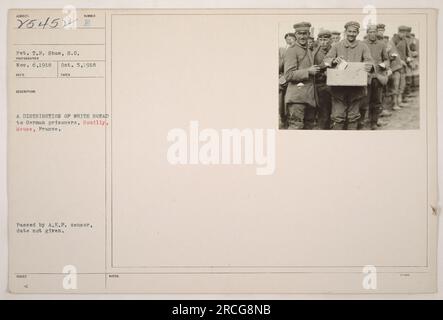 Deutsche Gefangene, die während des Ersten Weltkriegs Weißbrot in Souilly, Maas, Frankreich erhielten. Das Foto wurde von Pvt. T.R. gemacht Shaw, S.C. am 6. November 1918 und am 5. Oktober 1918 eingegangen. Das Bild zeigt eine Szene, in der Nahrungsmittel an die Gefangenen verteilt werden. Stockfoto